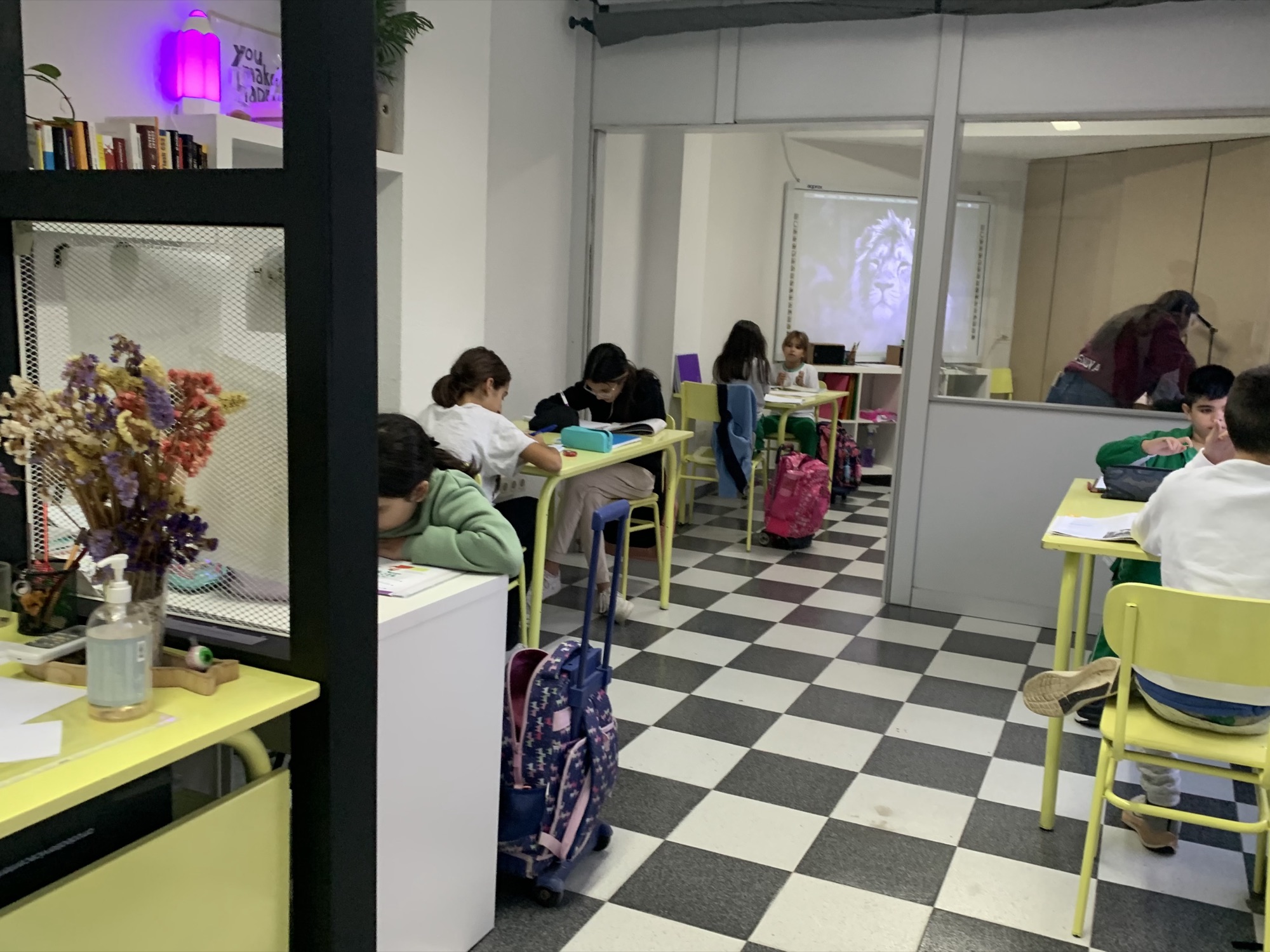 Alumn@s estudiando y preparando exámenes en la academia