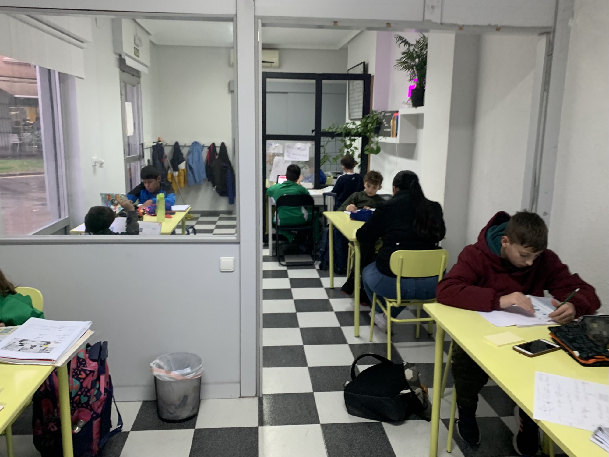 Profesora de Àrea 82 ayudando a un alumn@ con sus tareas